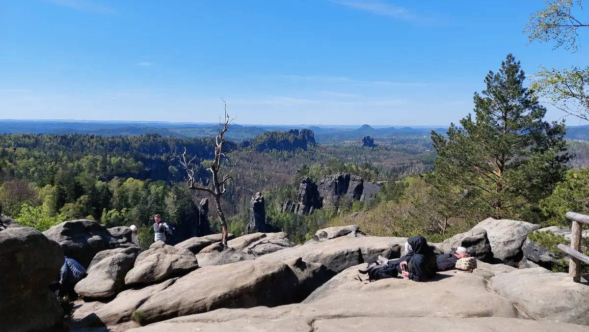 Wanderung durch die Schrammsteine - Blick auf die Schrammsteinaussicht, Falkenstein und Lilienstein